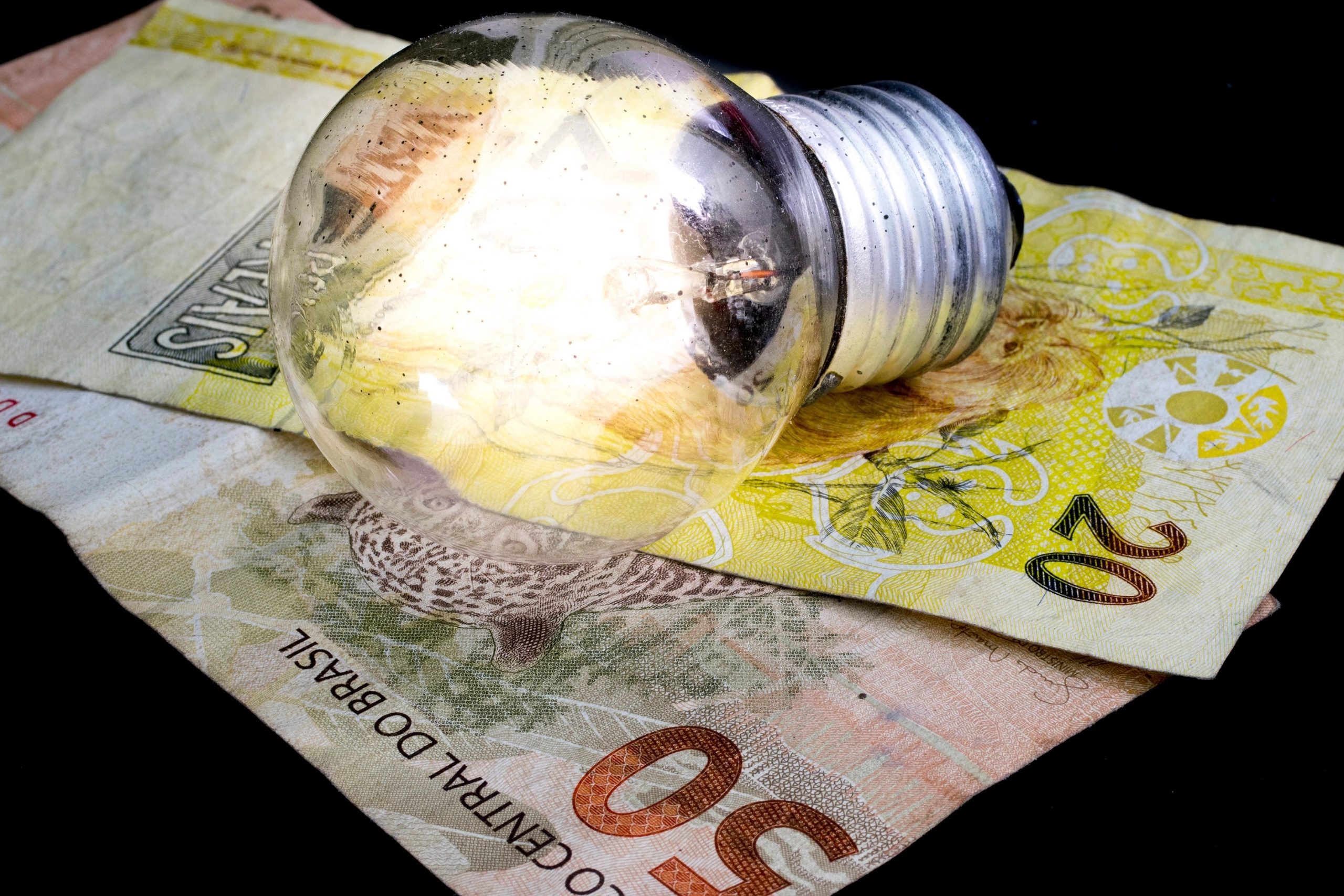Contas de energia no Reino Unido devem aumentar 80%