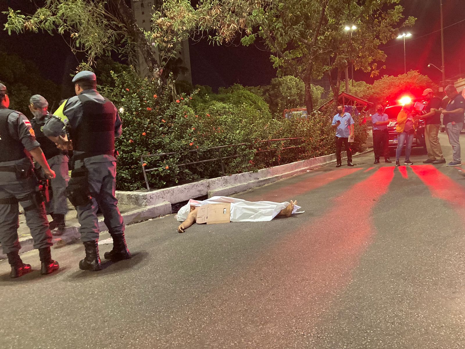 Morador de rua é atropelado por micro-ônibus e morre no Centro de Manaus