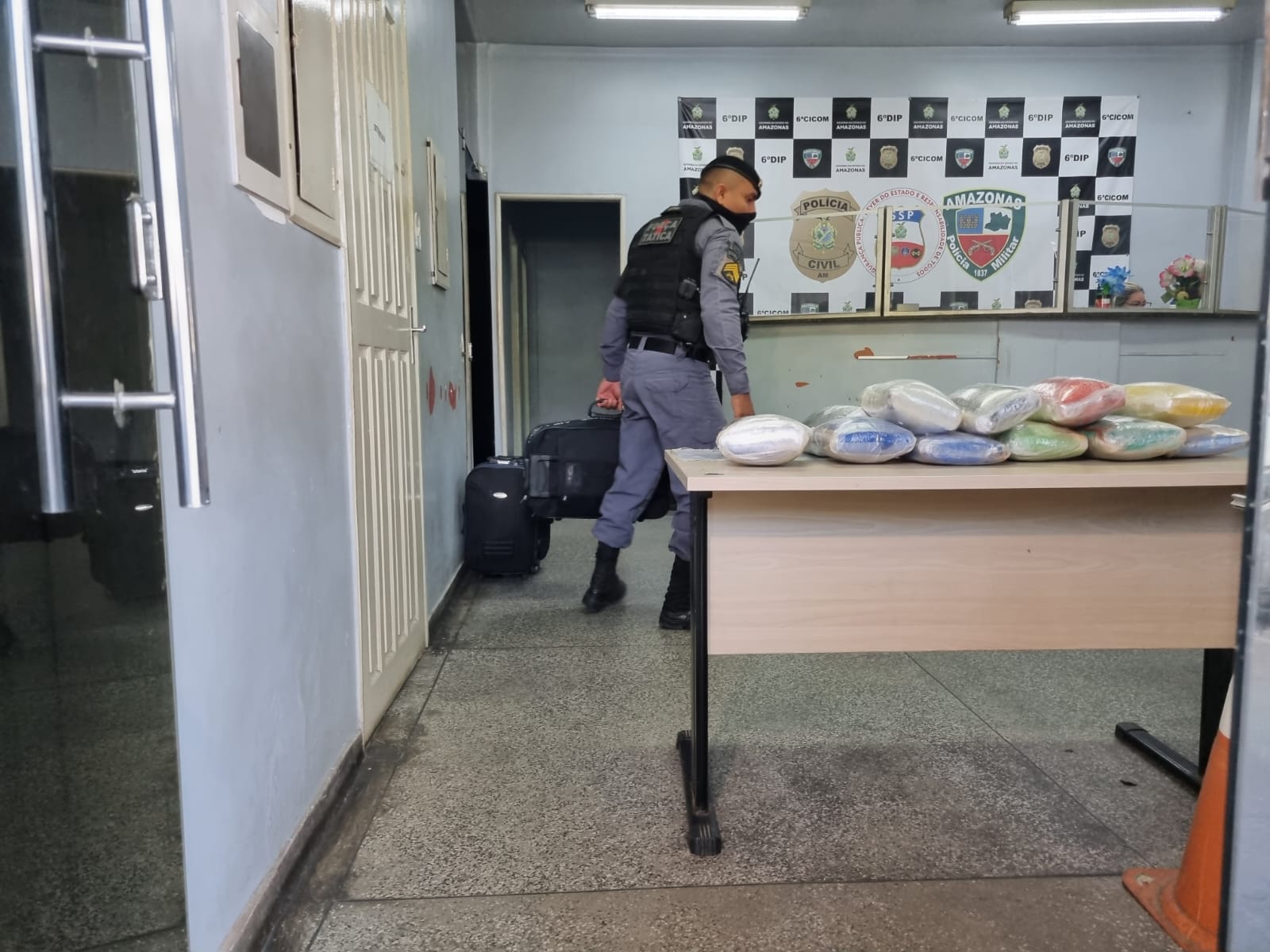 Força Tática prende homem com 30 kg de drogas em Manaus