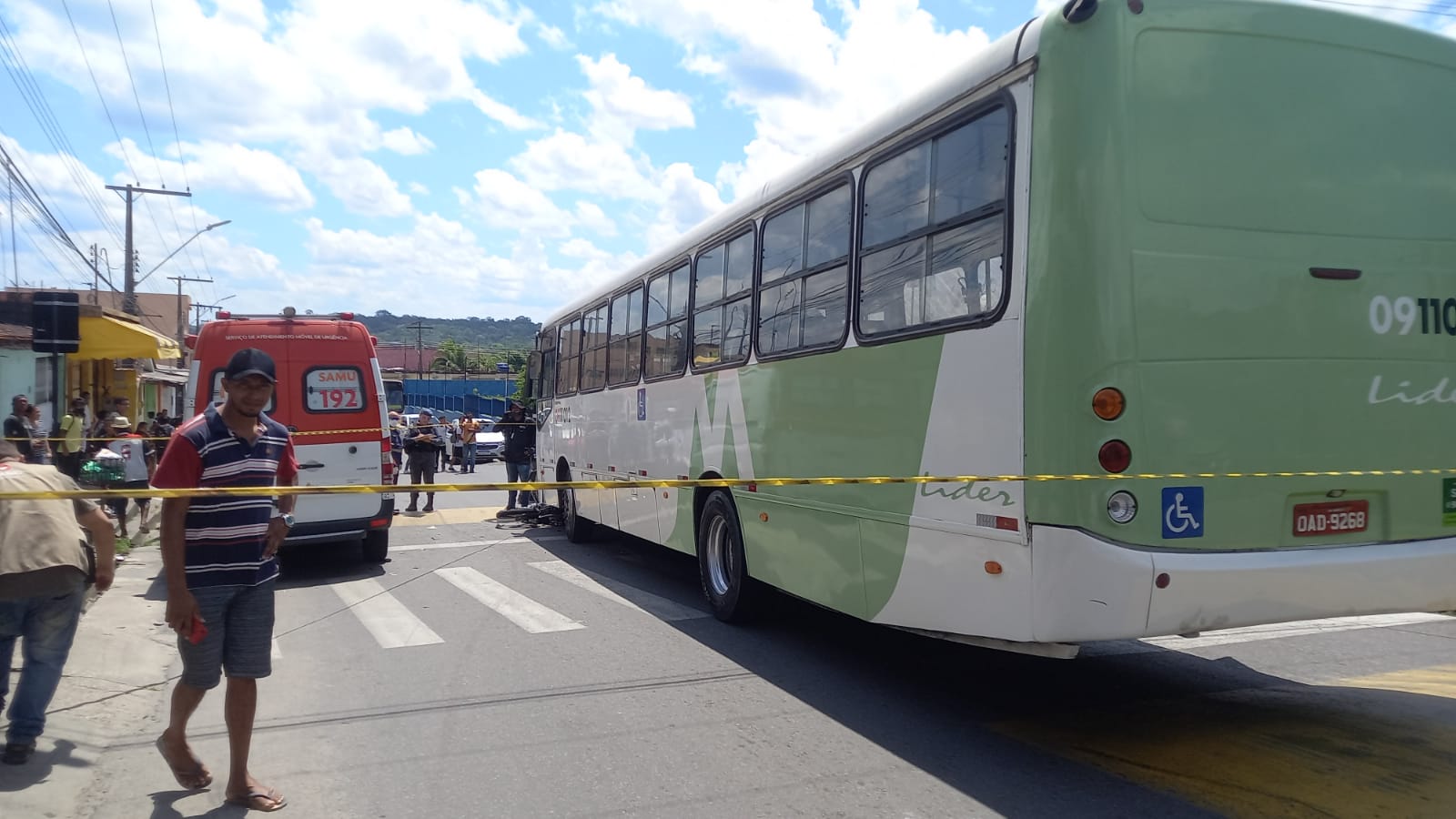 Motociclista é atropelado por ônibus que invadiu contramão em Manaus