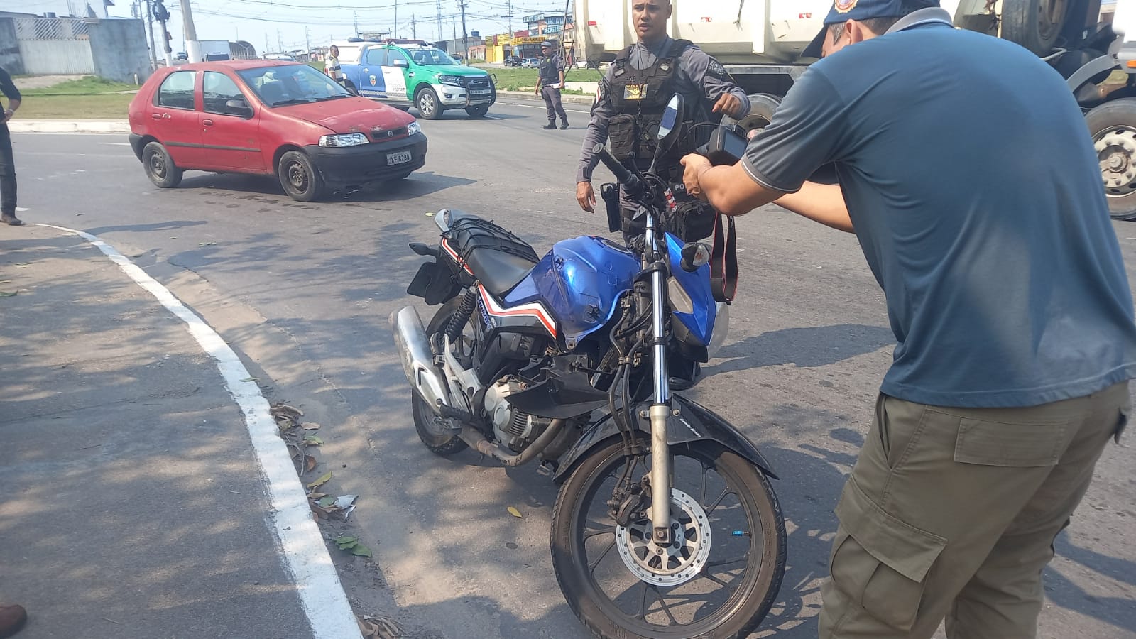 Casal tem fratura exposta após se envolver em grave acidente de trânsito em Manaus