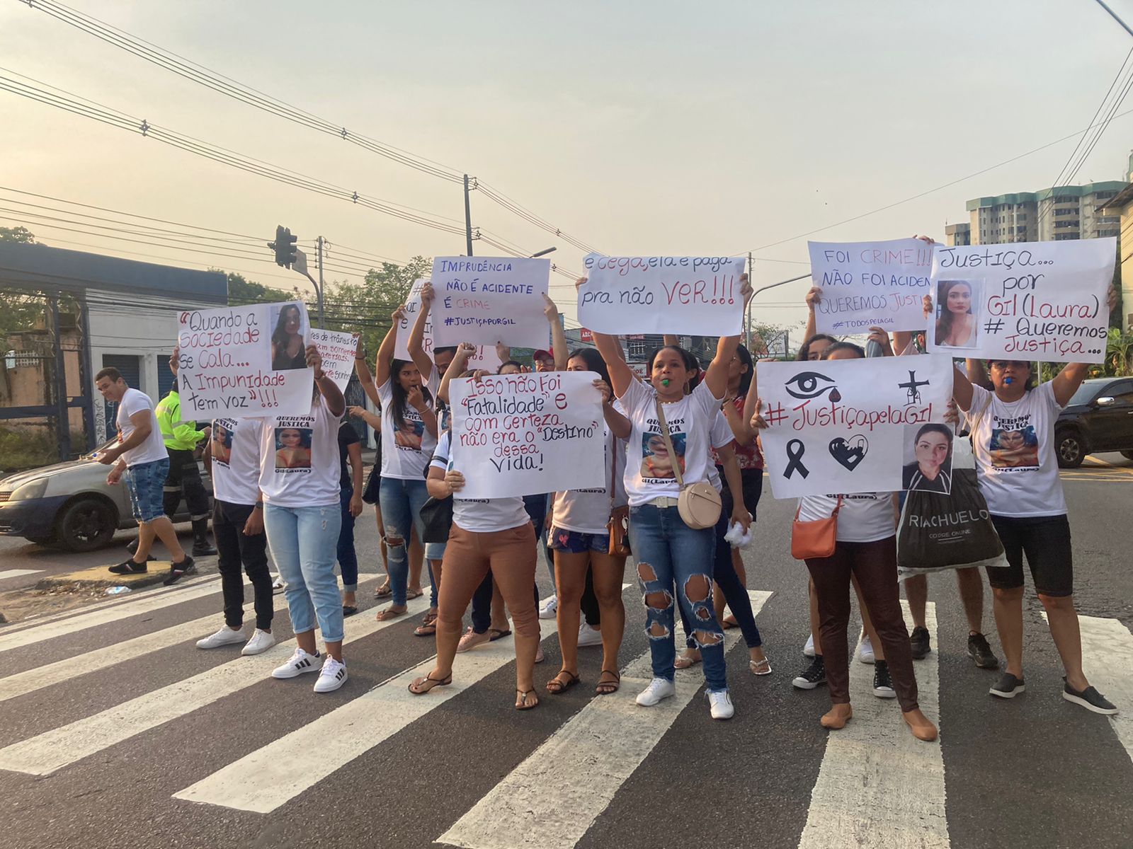 Manifestantes pedem prisão de influencer suspeito de atropelar e matar técnica de enfermagem