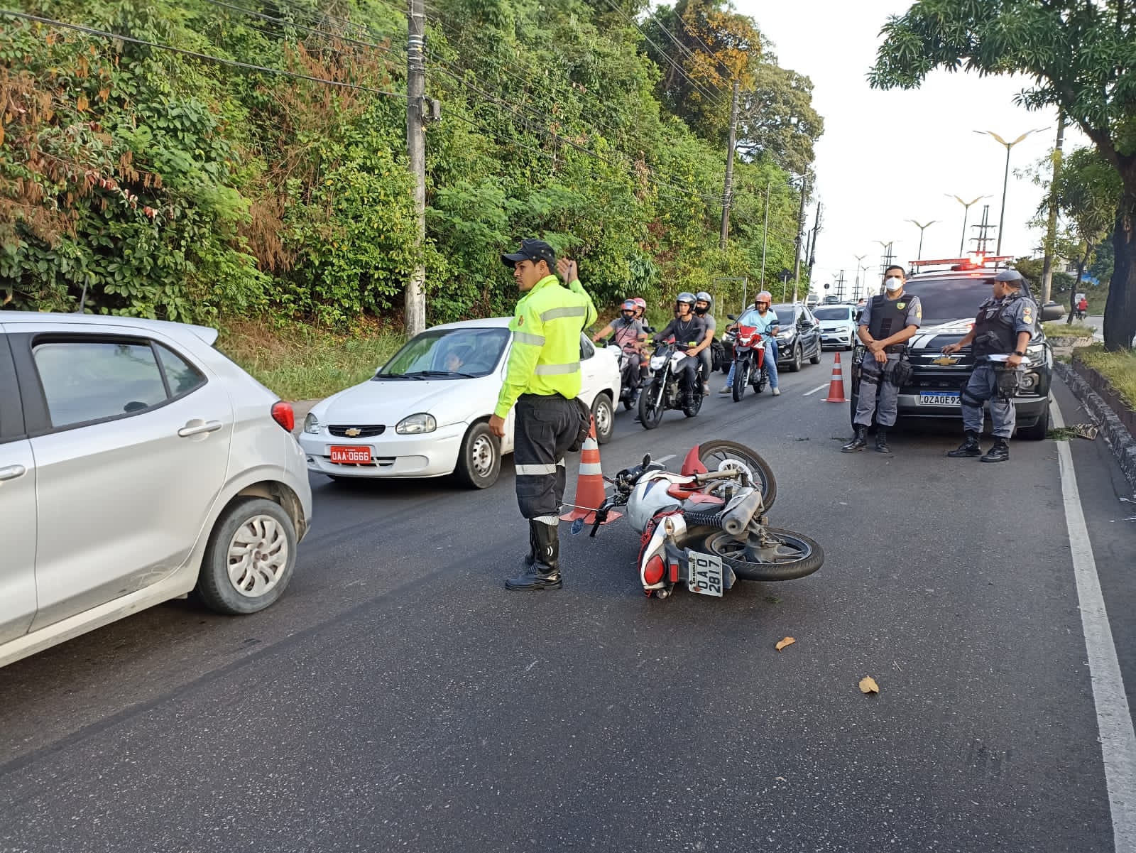 Servidor da Seduc morre esmagado por carreta após cair de moto em avenida de Manaus