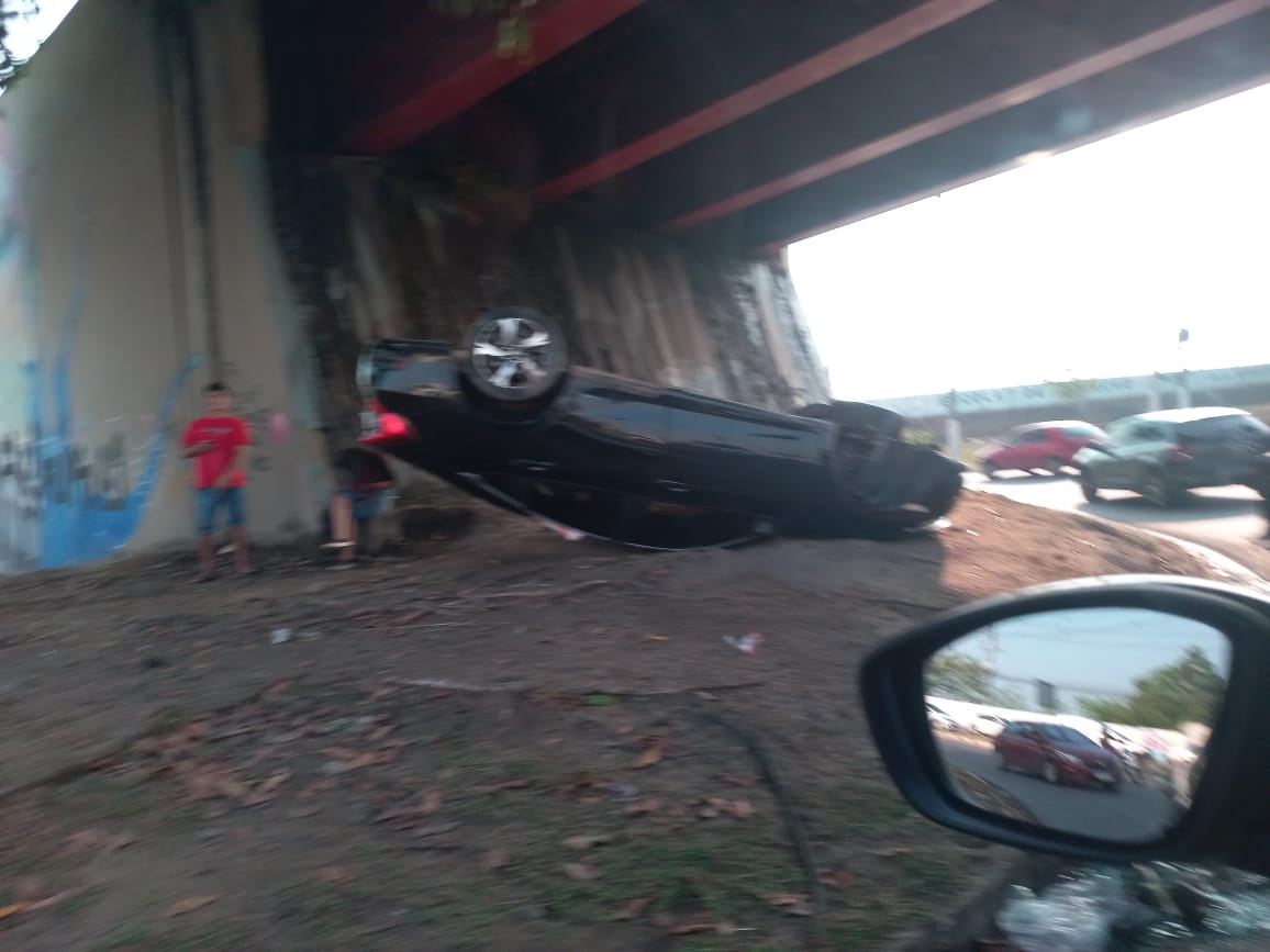 Mulheres ficam feridas em capotamento e postes são derrubados durante acidente em Manaus