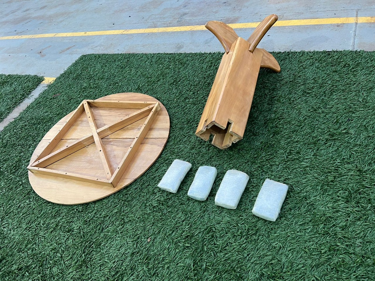 Drogas são apreendidas dentro de suporte de mesa em embarcação no AM