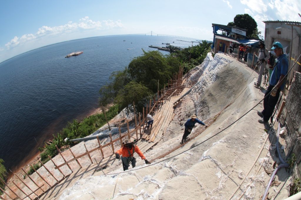 Trabalho na orla de Manaus com uso de rapel