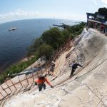 Trabalho na orla de Manaus com uso de rapel