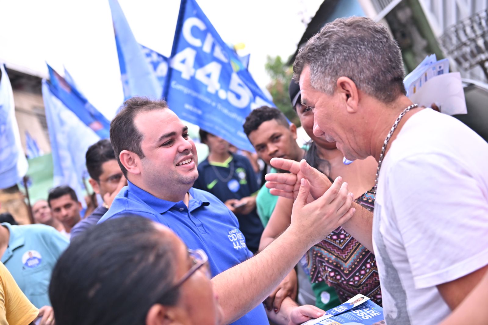 Roberto Cidade faz caminhada e reunião em bairros da Zona Leste de Manaus
