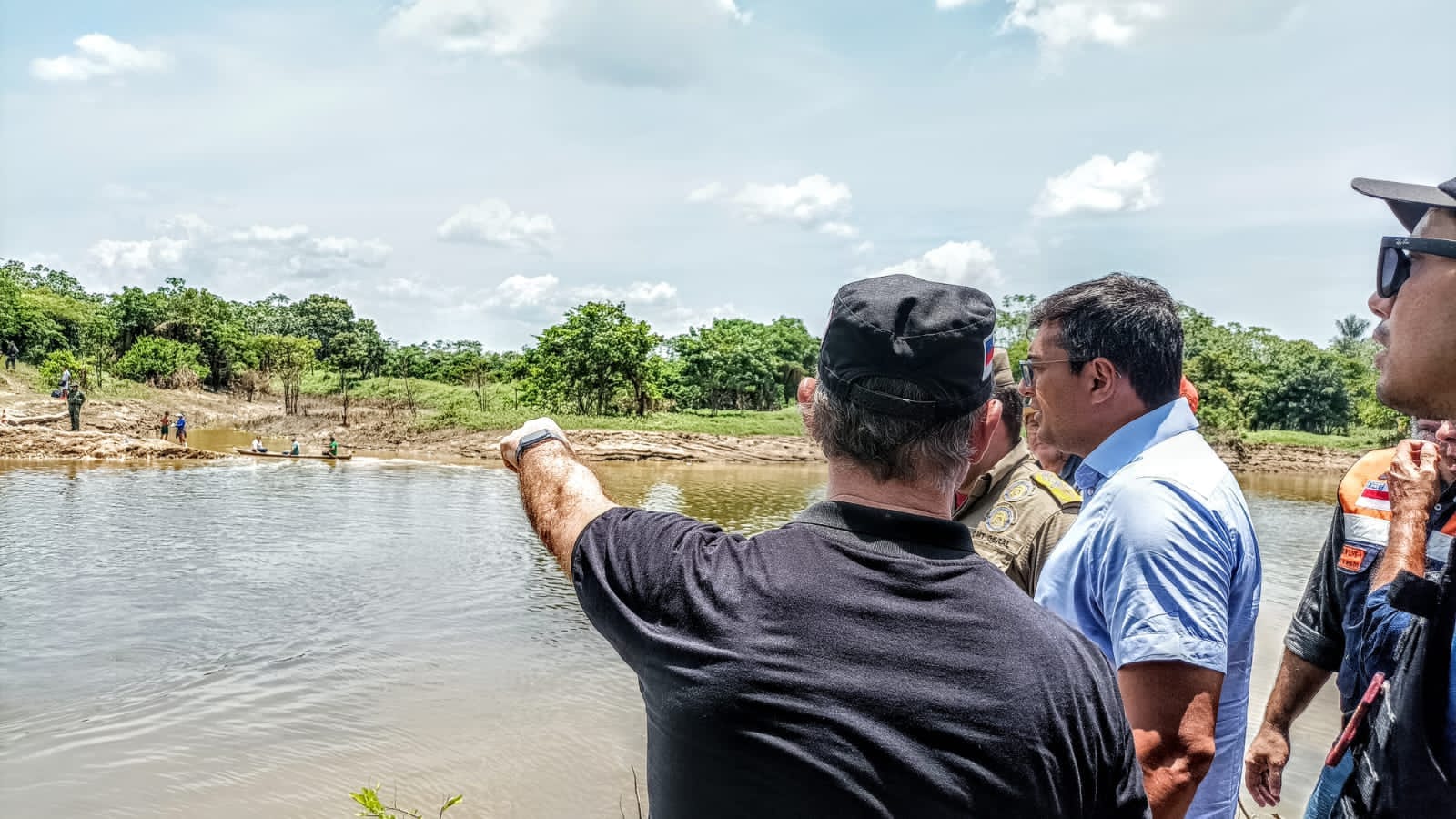 Bombeiros retomam buscas por desaparecidos após ponte desabar na BR-319