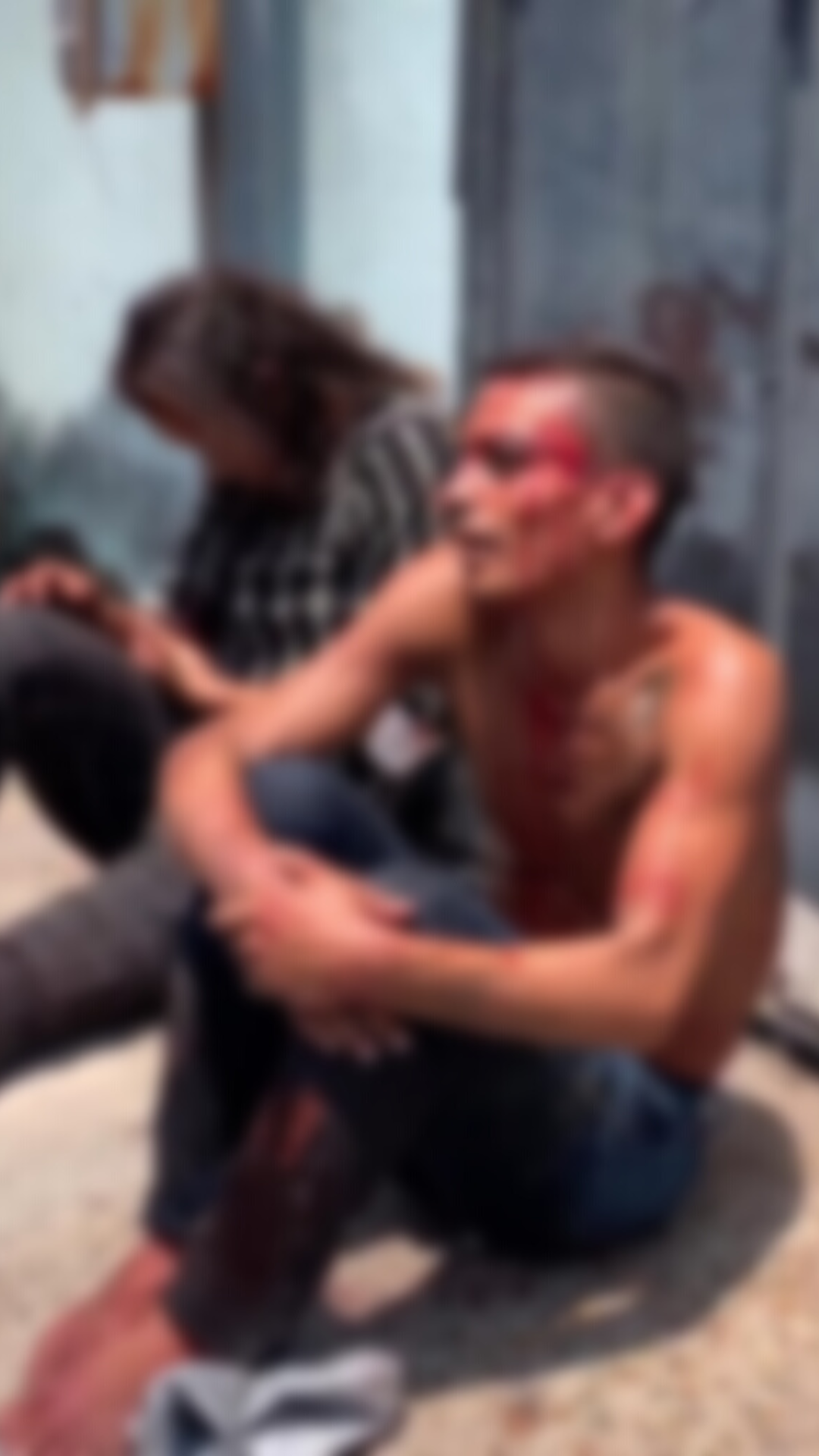 Casal suspeito de assalto é espancado pela população na Zona Leste