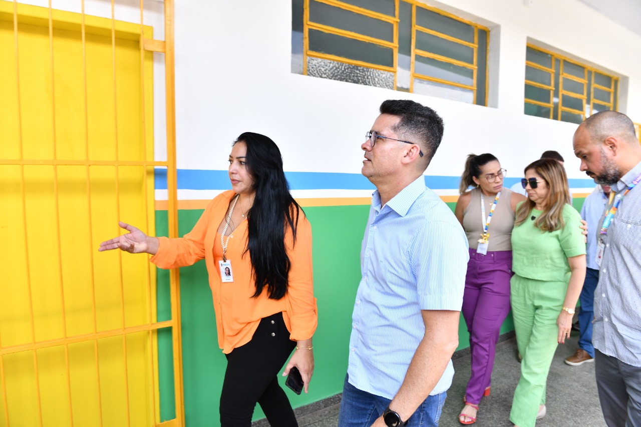 Prefeito fiscaliza revitalização de escola na Compensa e destaca reformas de mais de 210 escolas em Manaus