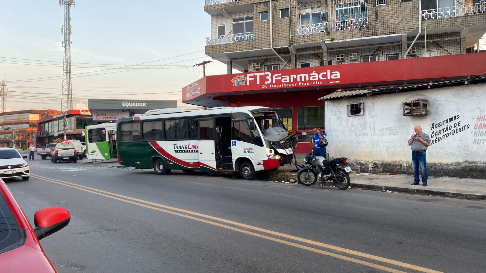 Grave acidente entre ônibus e micro-ônibus deixa passageiros feridos em Manaus