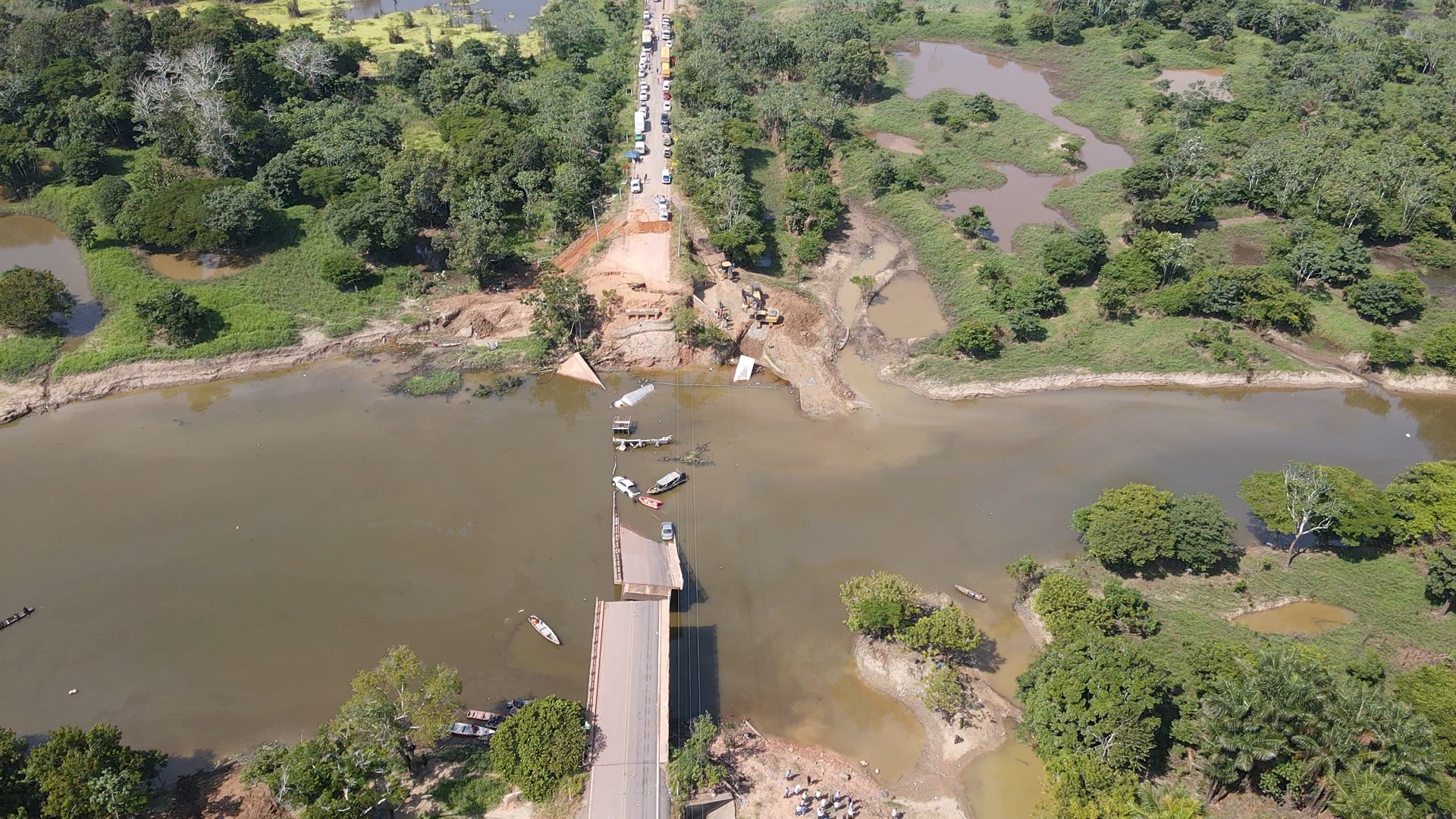 Confira imagens e vídeos do local onde ponte caiu na BR-319