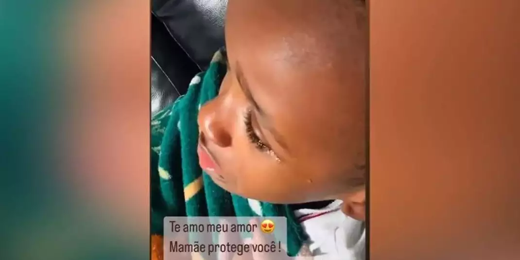 Criança negra é chamada de cocô e pergunta à mãe se um dia vai ficar branca; vídeo