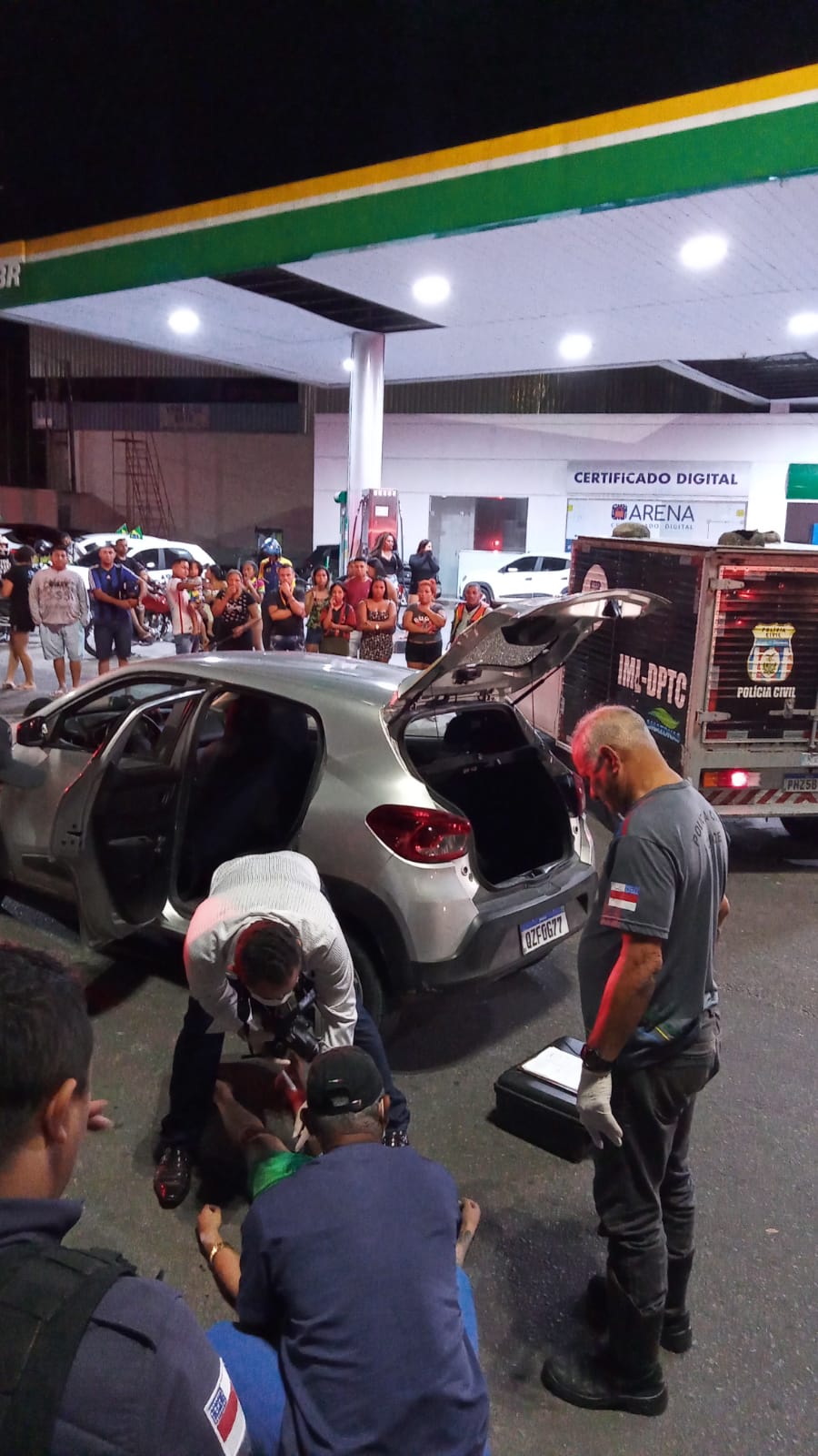 Casal é assassinado a tiros dentro de carro de aplicativo no Jorge Teixeira