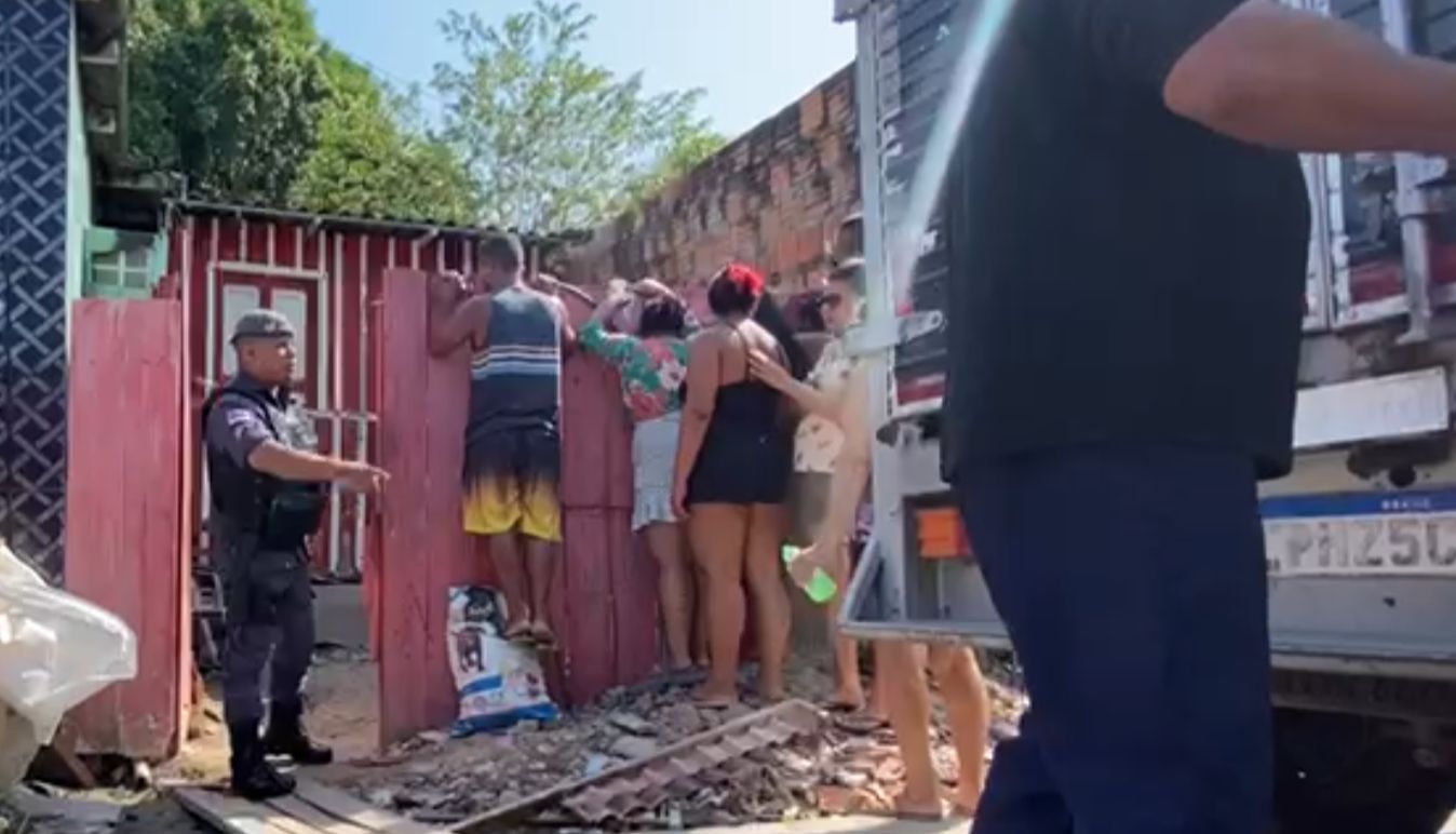 Mulher é morta a facadas pelo marido na frente dos filhos, em Manaus