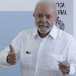 Lula vota acompanhado da esposa e de apoiadores - Foto: Getty Images