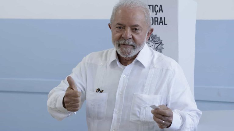Lula vota acompanhado da esposa e de apoiadores - Foto: Getty Images