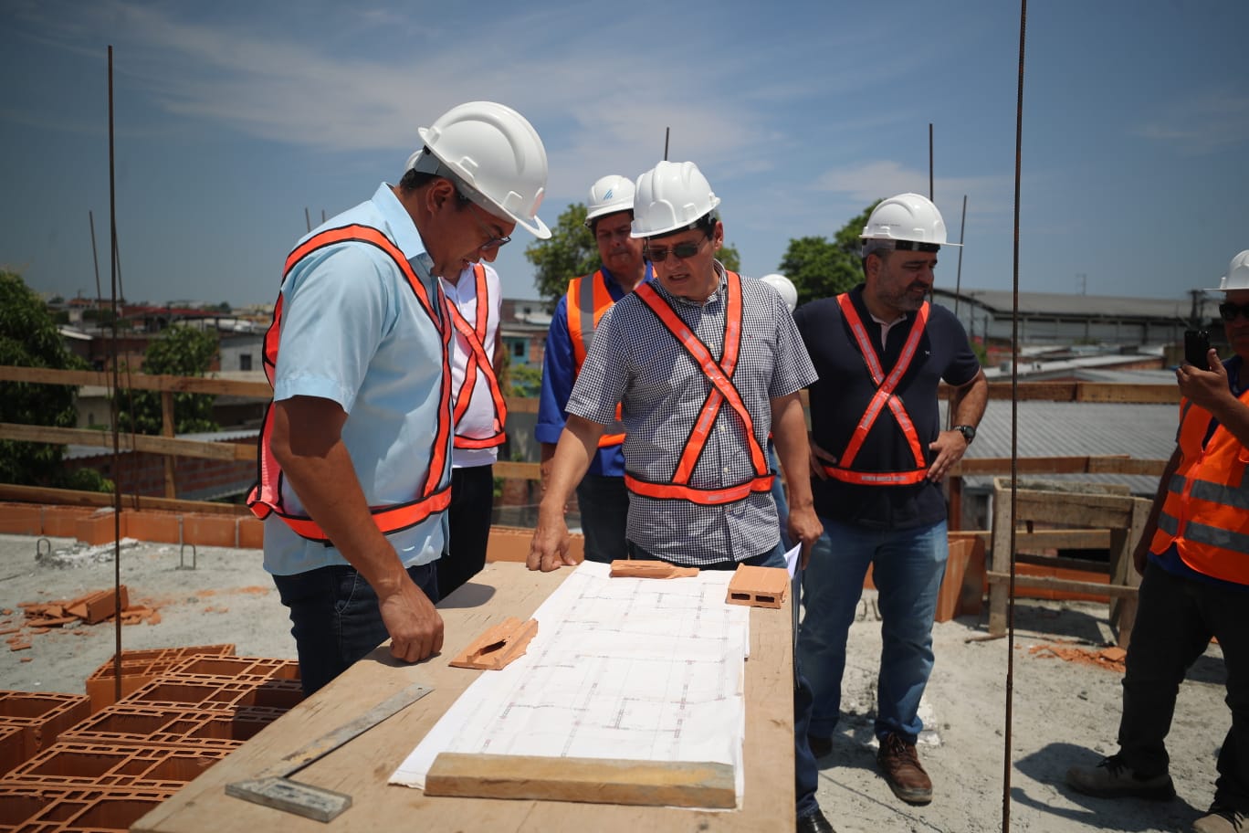Wilson Lima vistoria obras do residencial do Prosamin+ na Zona Sul de Manaus