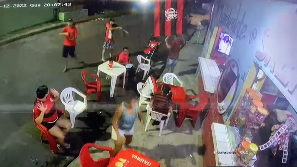 Vídeo: Criminosos assaltam torcedores do Flamengo em bar no Monte das Oliveiras