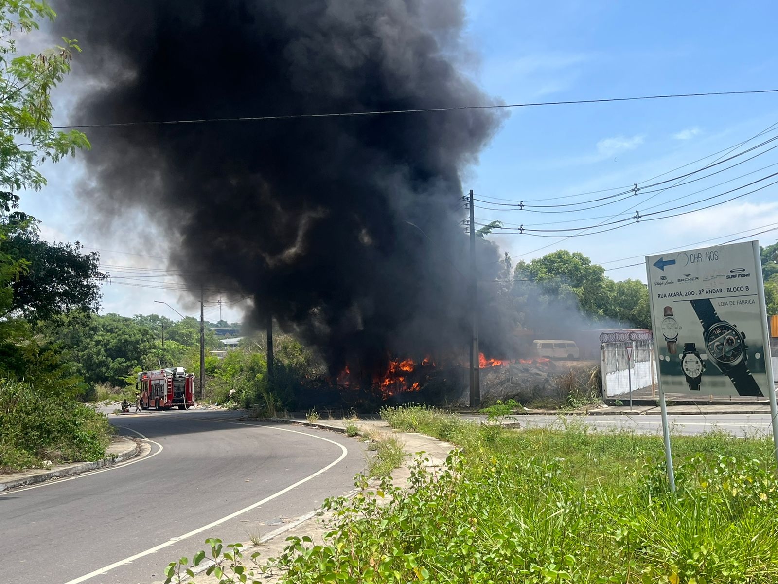 Incêndio de grandes proporções assusta moradores do Distrito Industrial, em Manaus