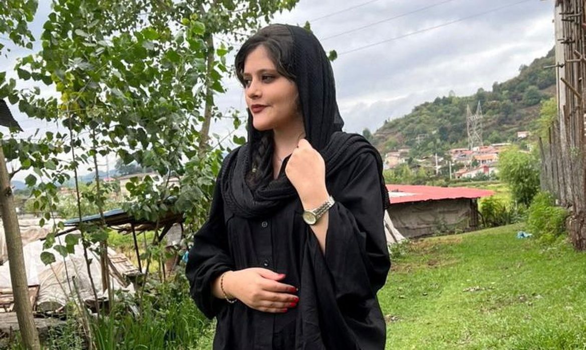 Homens armados matam pelo menos 15 em ataque a santuário xiita no Irã