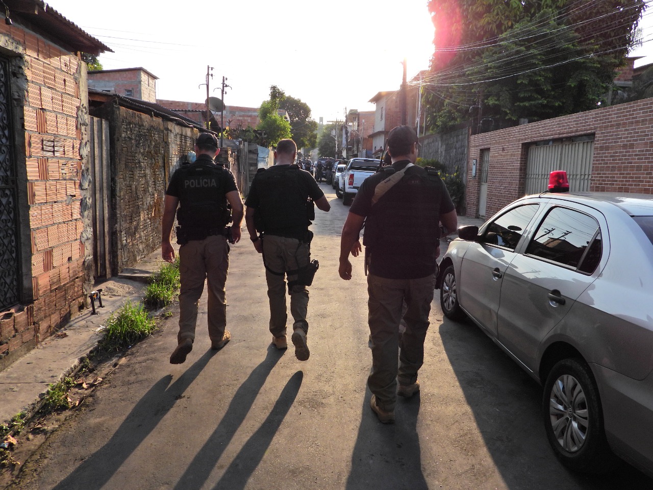 Operação em Manaus resulta na prisão de cinco pessoas e na apreensão de arma e drogas