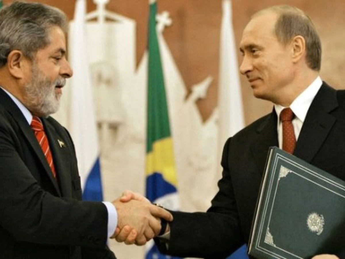 Sem urnas eletrônicas, Lula vence Bolsonaro na Rússia de Vladimir Putin