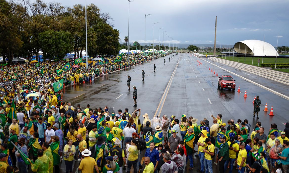Justiça manda apurar situação de crianças em acampamentos de bolsonaristas