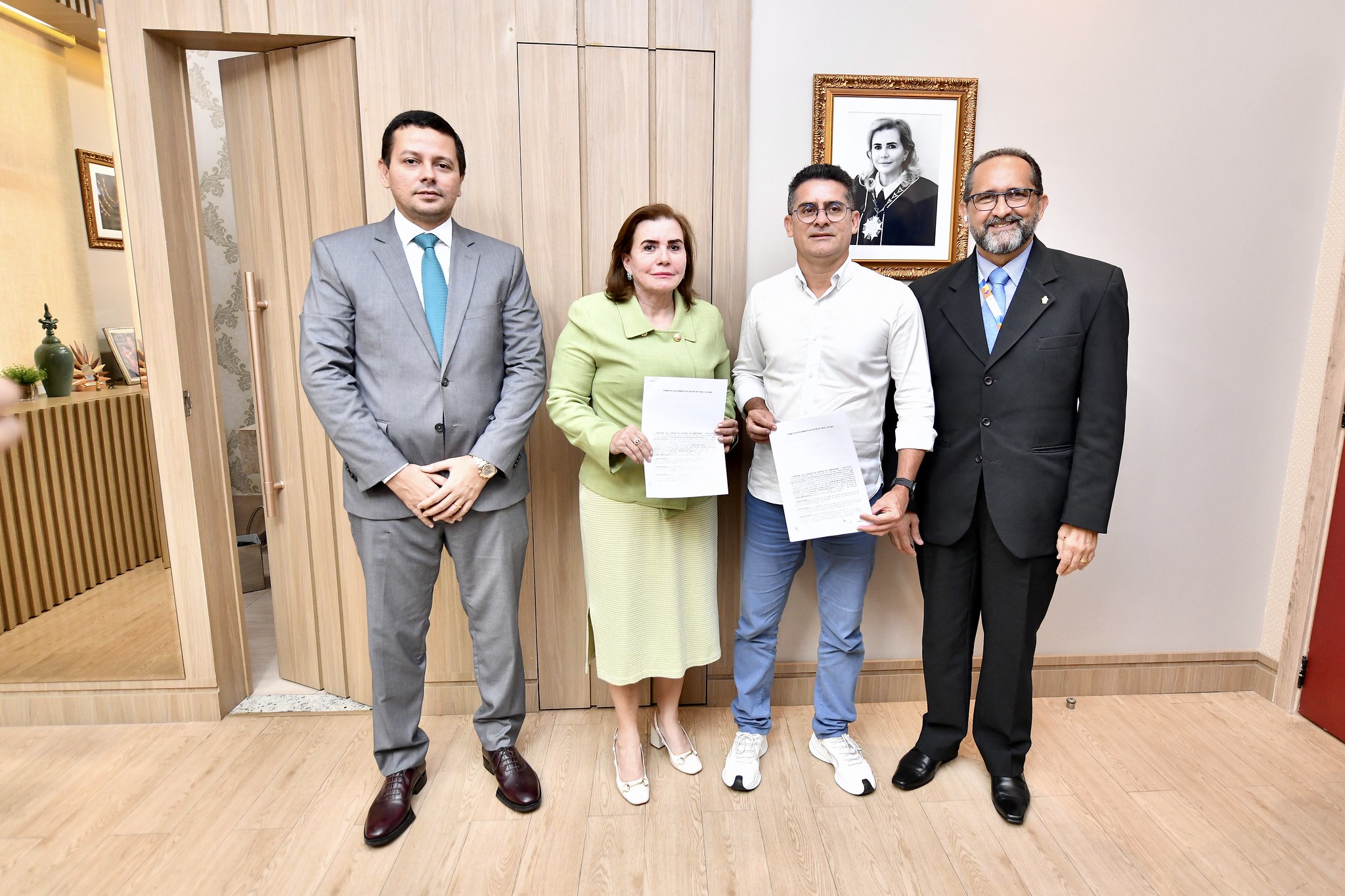 Prefeito David Almeida assina termo com TCE e garante emprego a quase 3 mil funcionários RDA