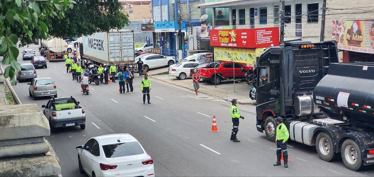 Operação é realizada para fiscalizar veículos pesados na Zona Sul de Manaus