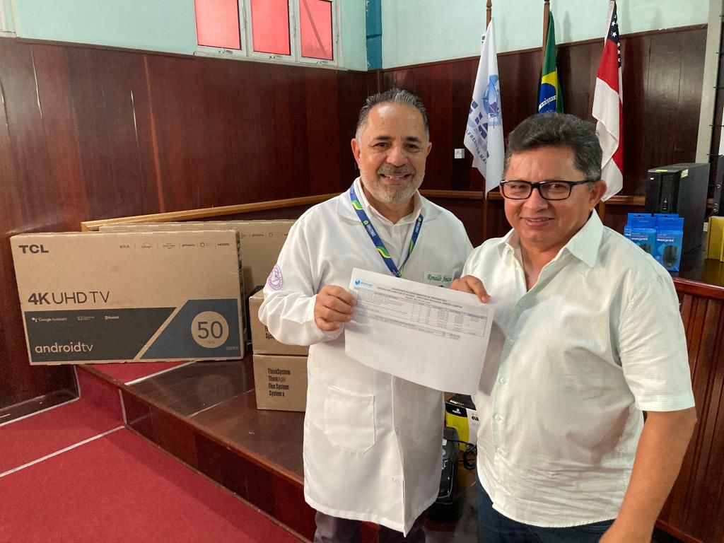Sinésio Campos entrega equipamentos de informática à Fundação Hospitalar Alfredo da Matta