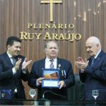 Deputados Péricles e Serafim entregam a placa presidente do Luso