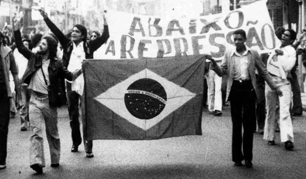 Abertura e Redemocratização do Brasil - PM SP 2016/2017 - 13/14 