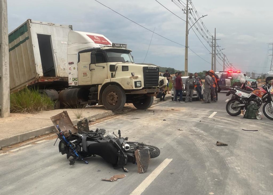 Casal fica ferido após motocicleta colidir contra caminhão na avenida das Flores