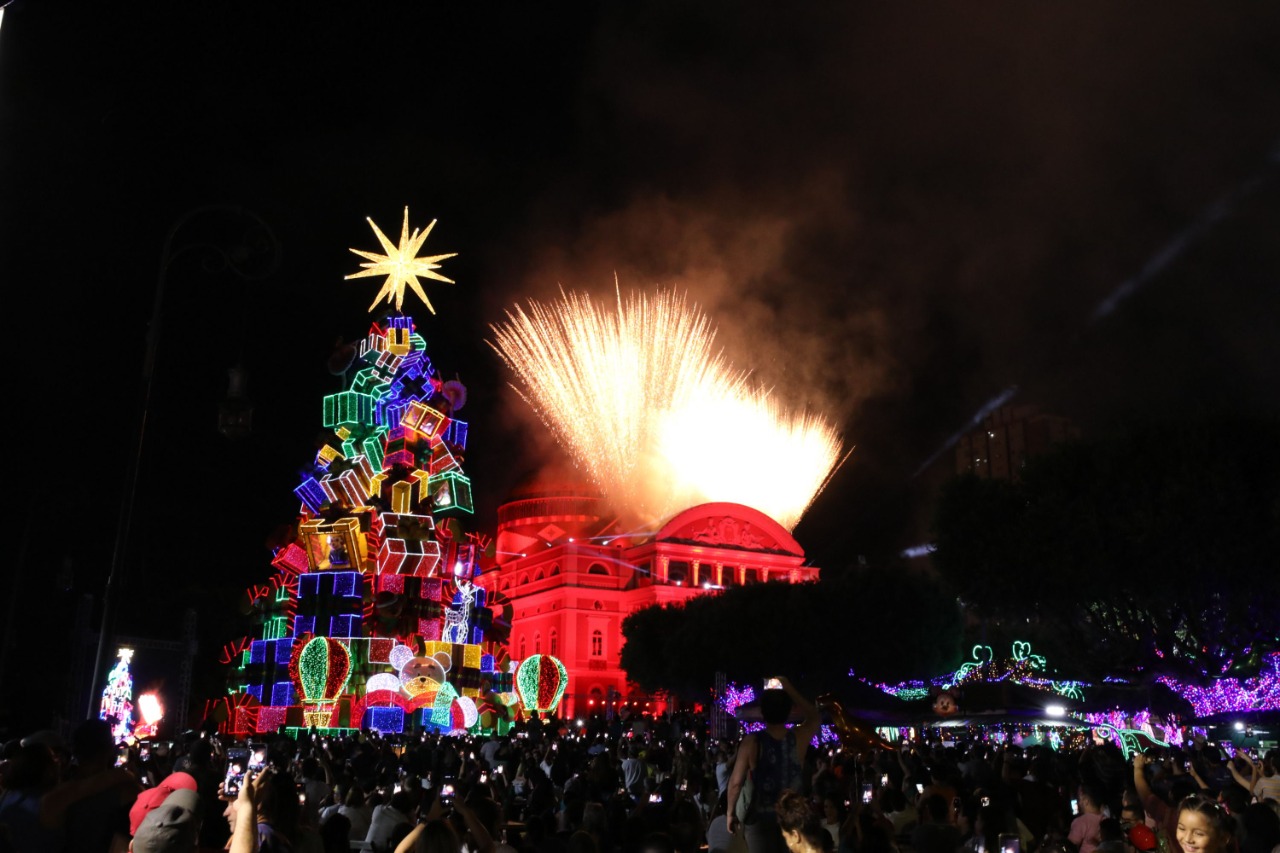 “Mundo Encantado do Natal”: Largo de São Sebastião recebe Árvore de Natal com tecnologia e conceitos lúdicos