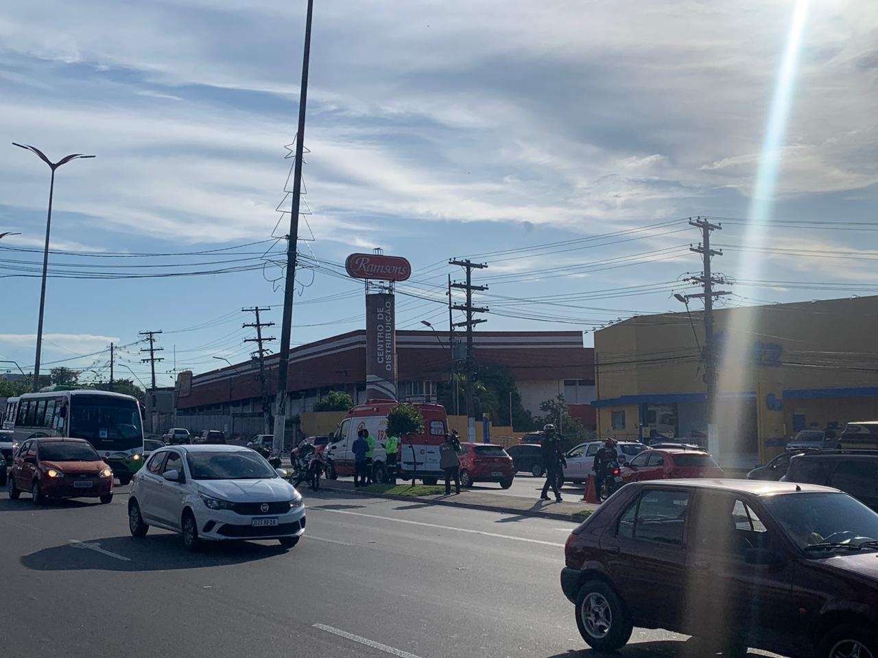 Homem é atropelado e fica gravemente ferido na avenida Torquato Tapajós, em Manaus