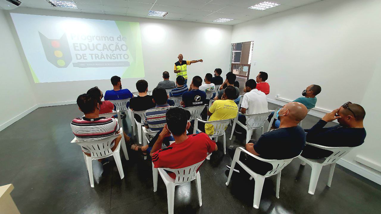 Prefeitura de Manaus e TJAM promovem palestra sobre educação de trânsito a condutores apenados