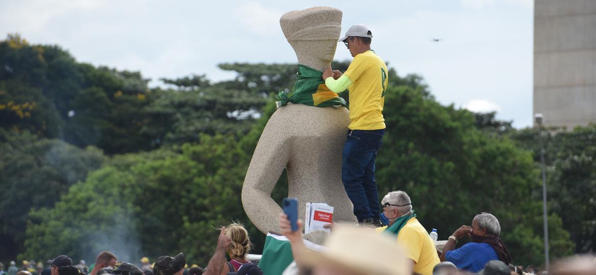 Imagens de drones e de câmeras do STF mostram Policia Militar inerte a atos golpistas