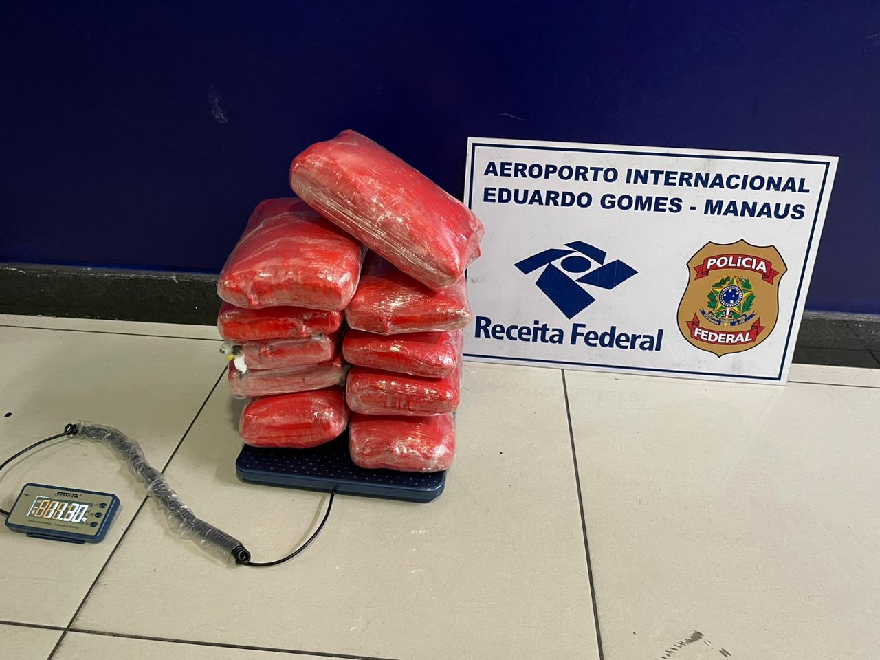 Mulher é presa com mais de 11 kg de maconha escondida em mala no aeroporto de Manaus