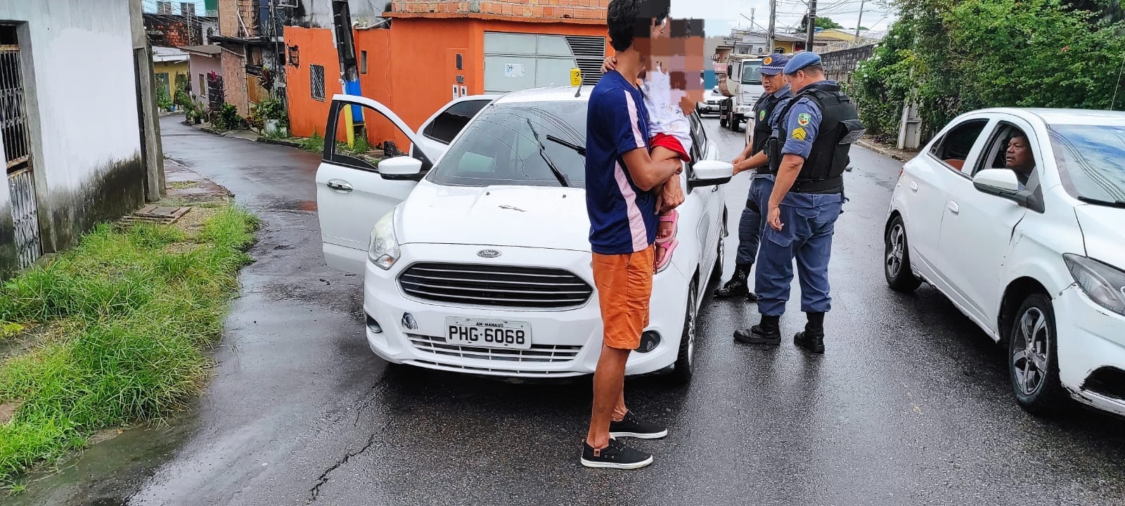 Com criança pequena, dois homens embriagados são presos com porções de cocaína em Manaus