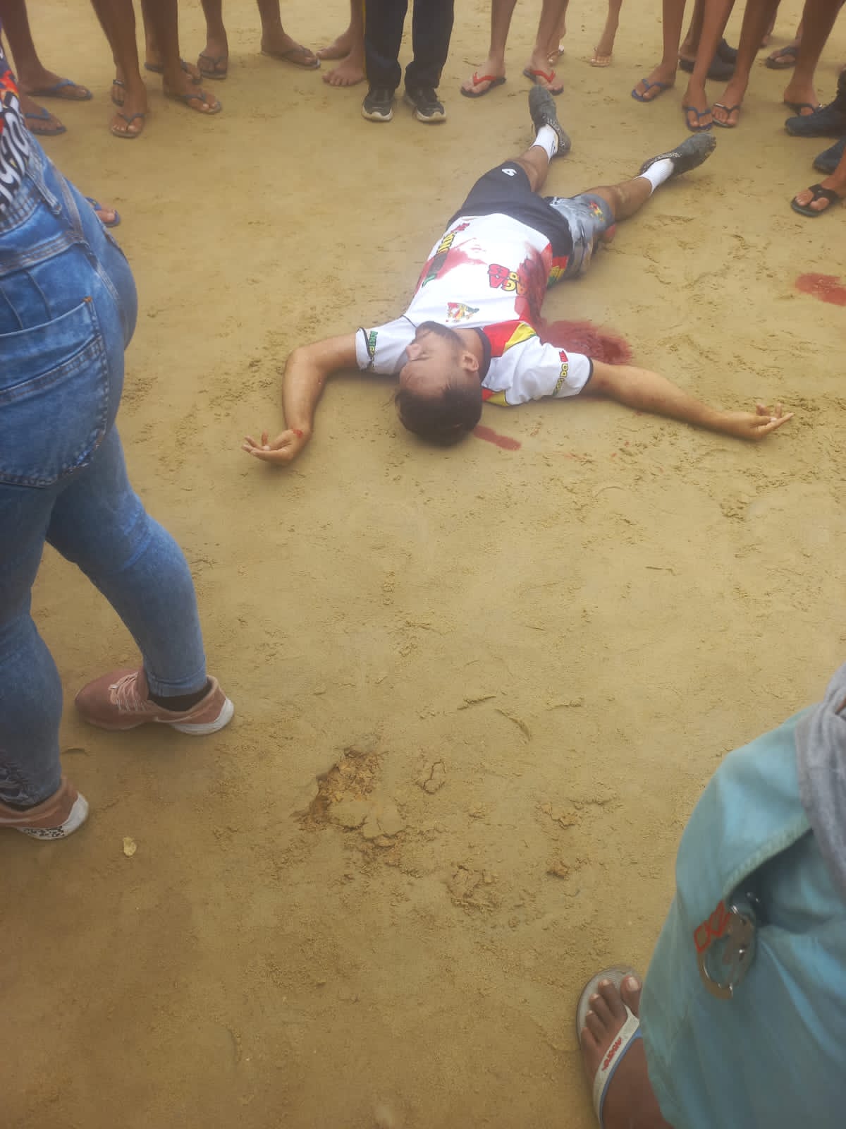 Tiroteio que deixou jogador morto em campo de futebol em Manaus foi exibido  em live; veja vídeos