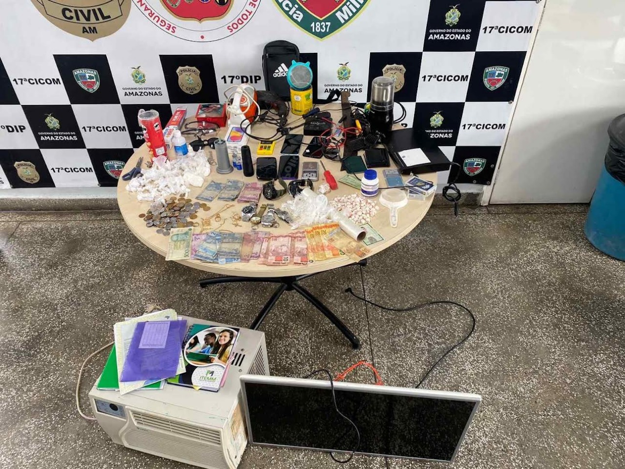 Polícia estoura ‘boca de fumo’ prende trio e apreende drogas em Manaus