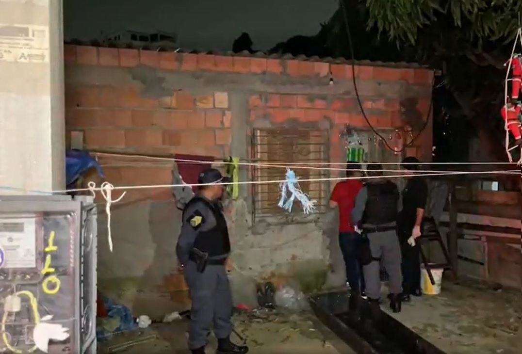 Homem é morto com quatro tiros após ter casa invadida no Tarumã, em Manaus