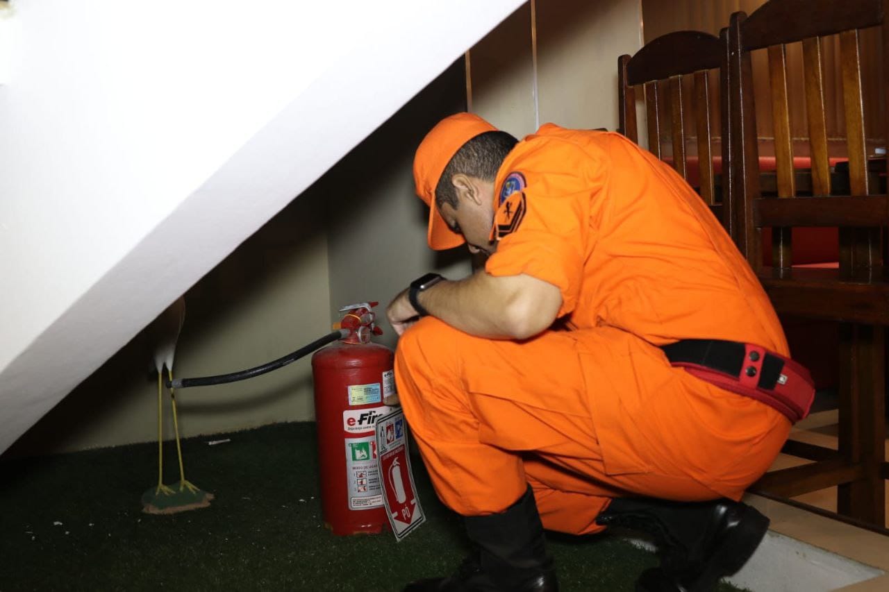 Bombeiros notificam 47 estabelecimentos em fiscalização de prevenção contra incêndios em Manaus