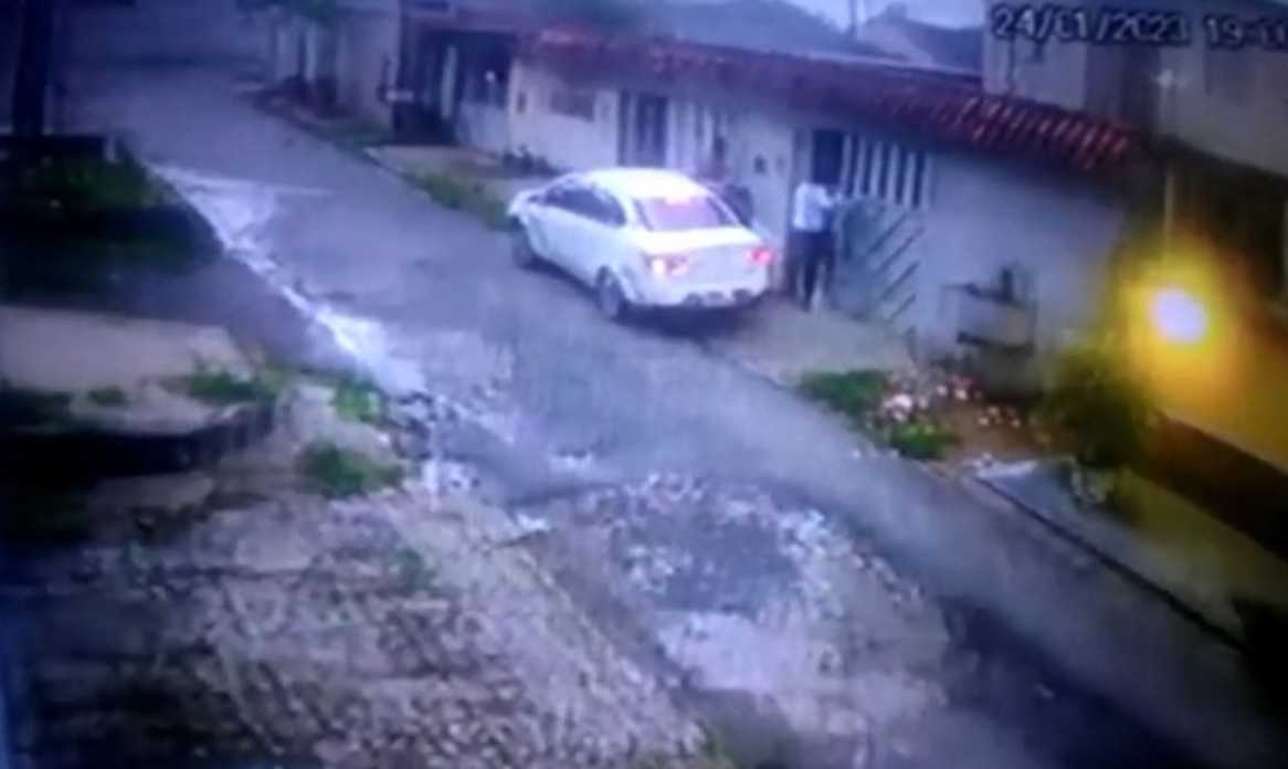 VÍDEO: homem é morto com 9 tiros após ter casa invadida por pistoleiros em Manaus