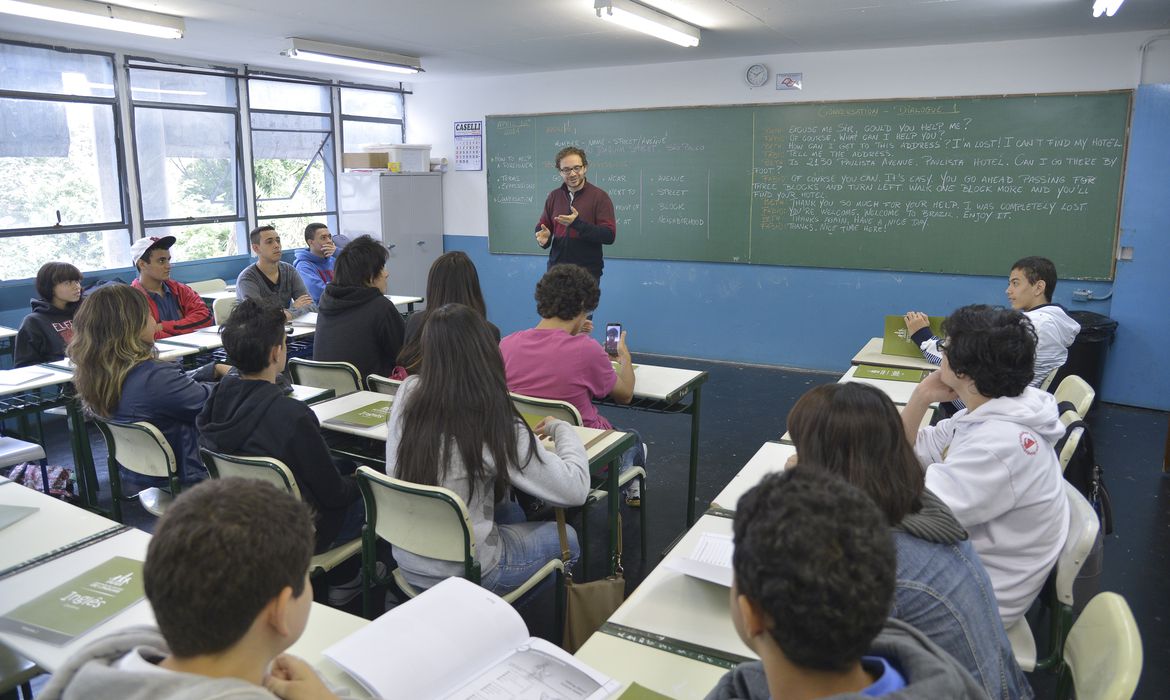 Ministério da Educação eleva o piso nacional dos professores para R$ 4.420,55