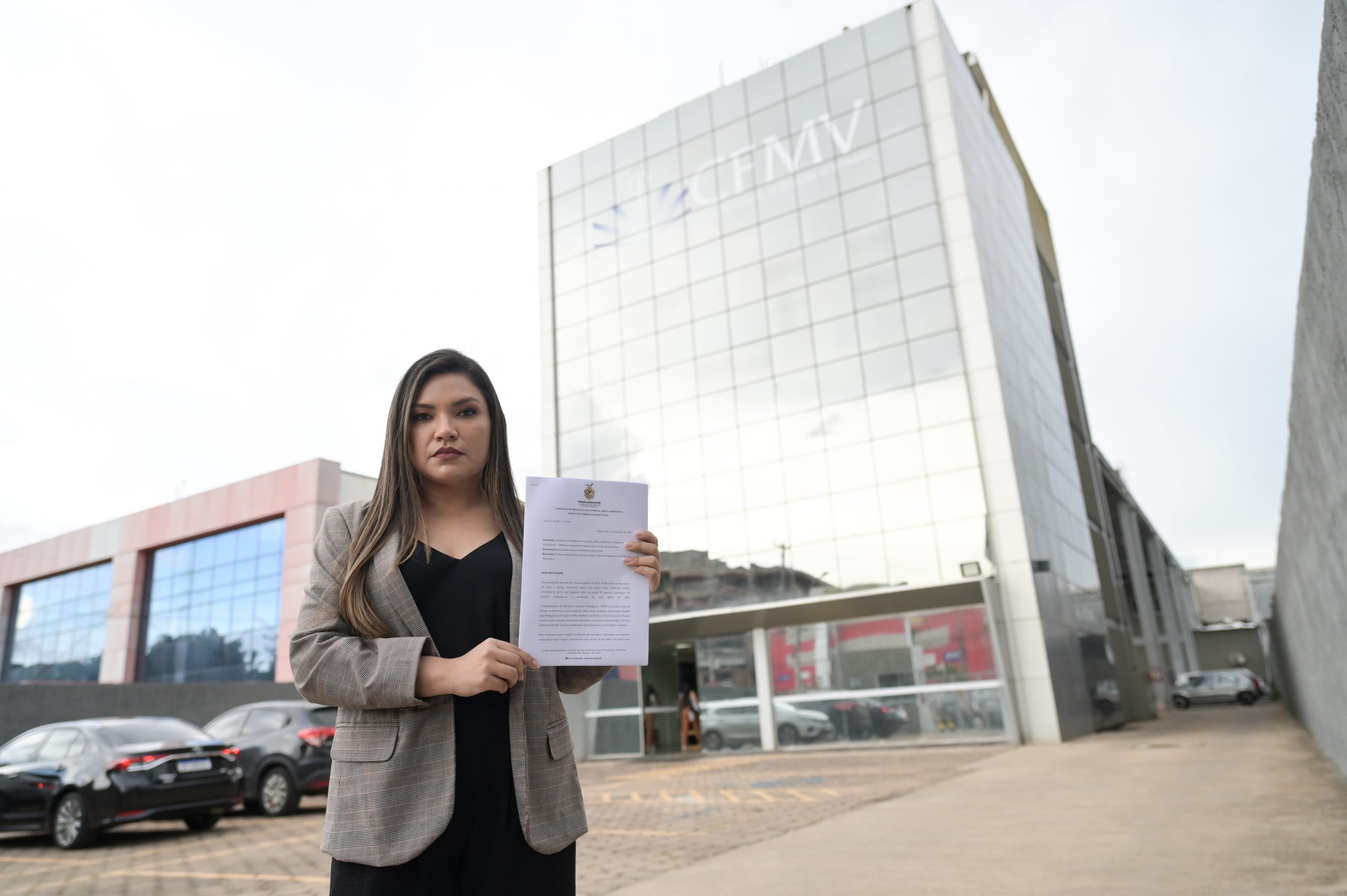 Joana Darc propõe cassar registro profissional de médicos veterinários por maus-tratos aos animais