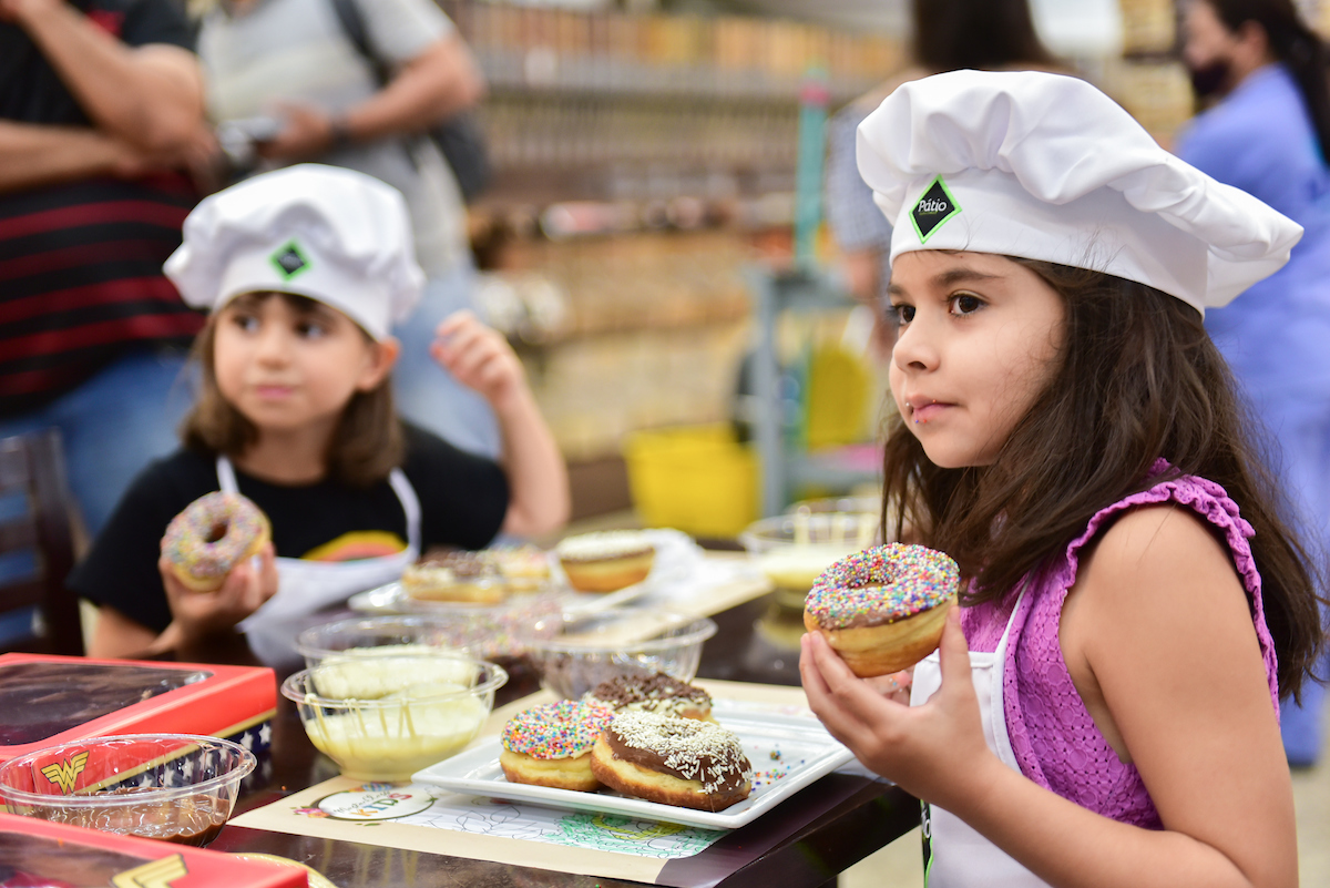 Carnaval do Chef Kids, “Bloquinho do Donuts” ensina crianças a preparar rosquinhas, em Manaus