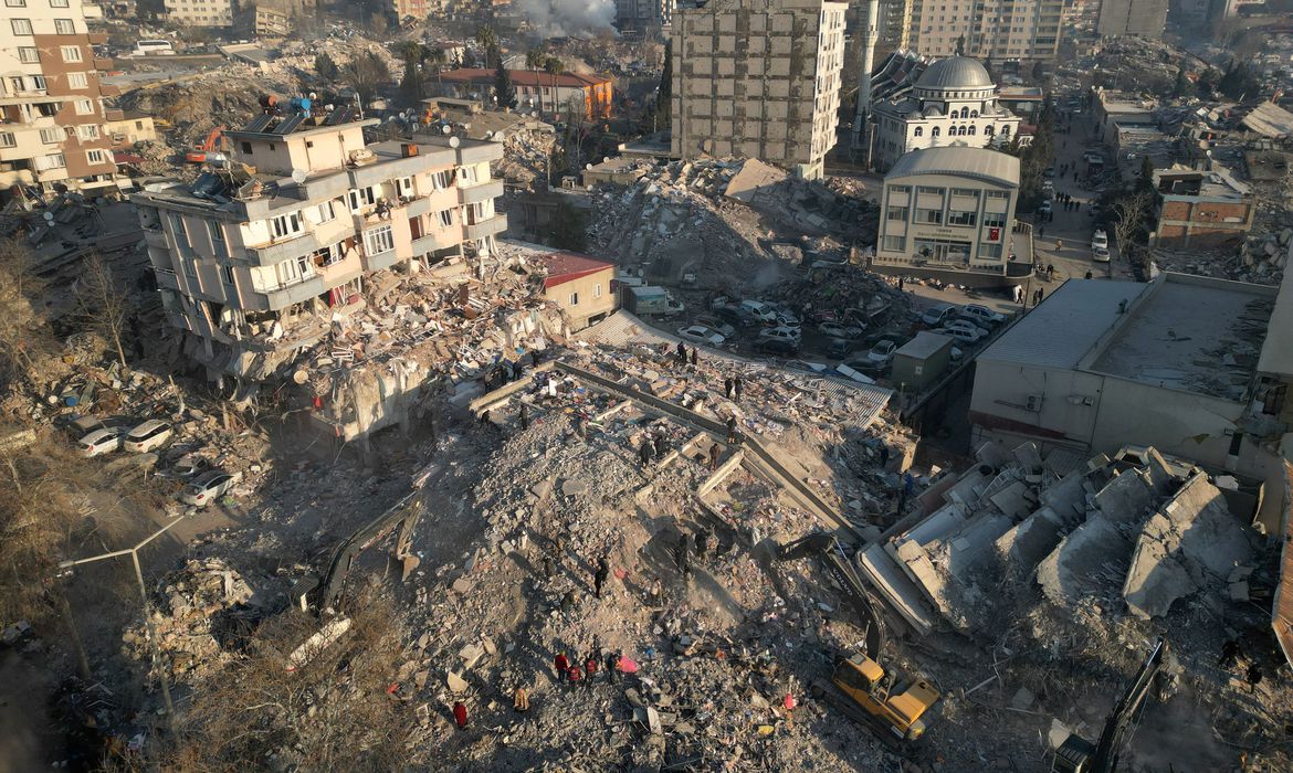 Número de mortos por terremoto na Turquia e Síria passa de 20 mil